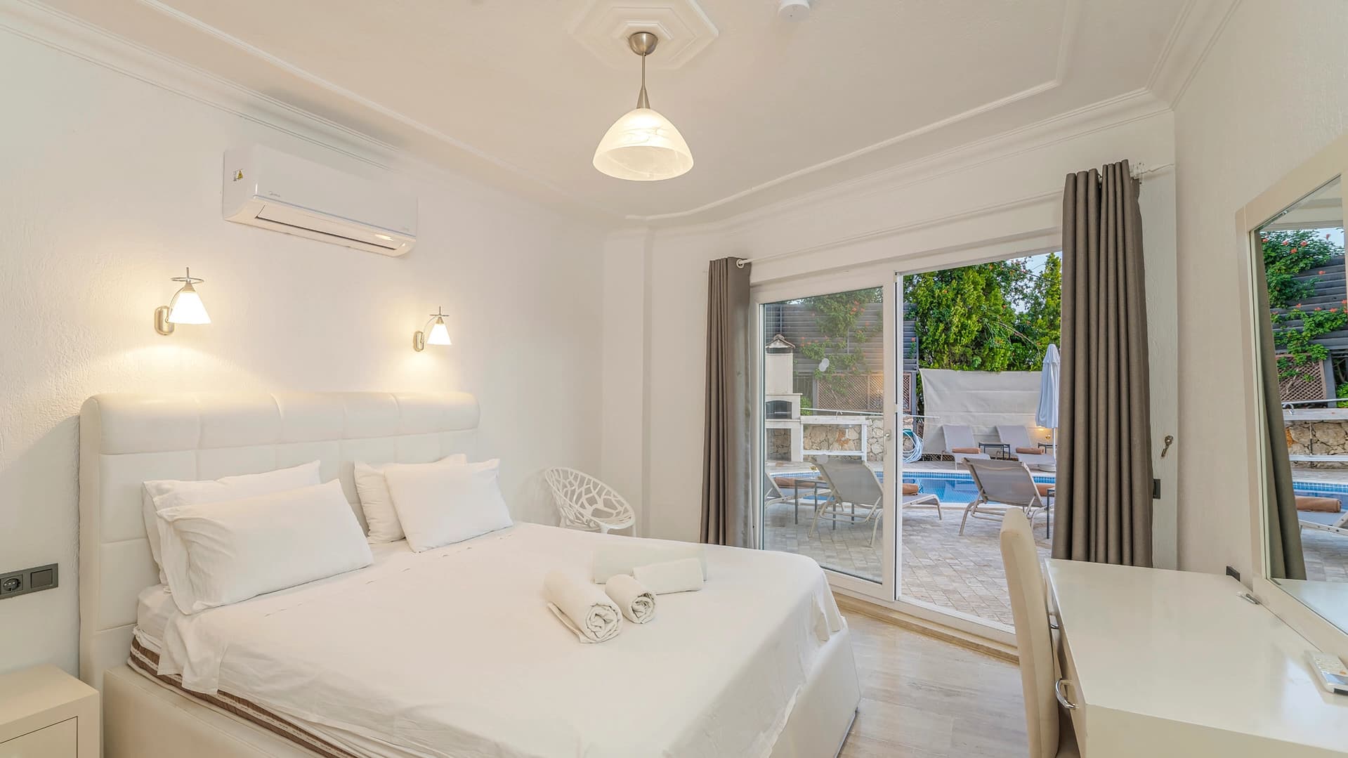 Villa Beyaz Isıtmalı Havuz 10