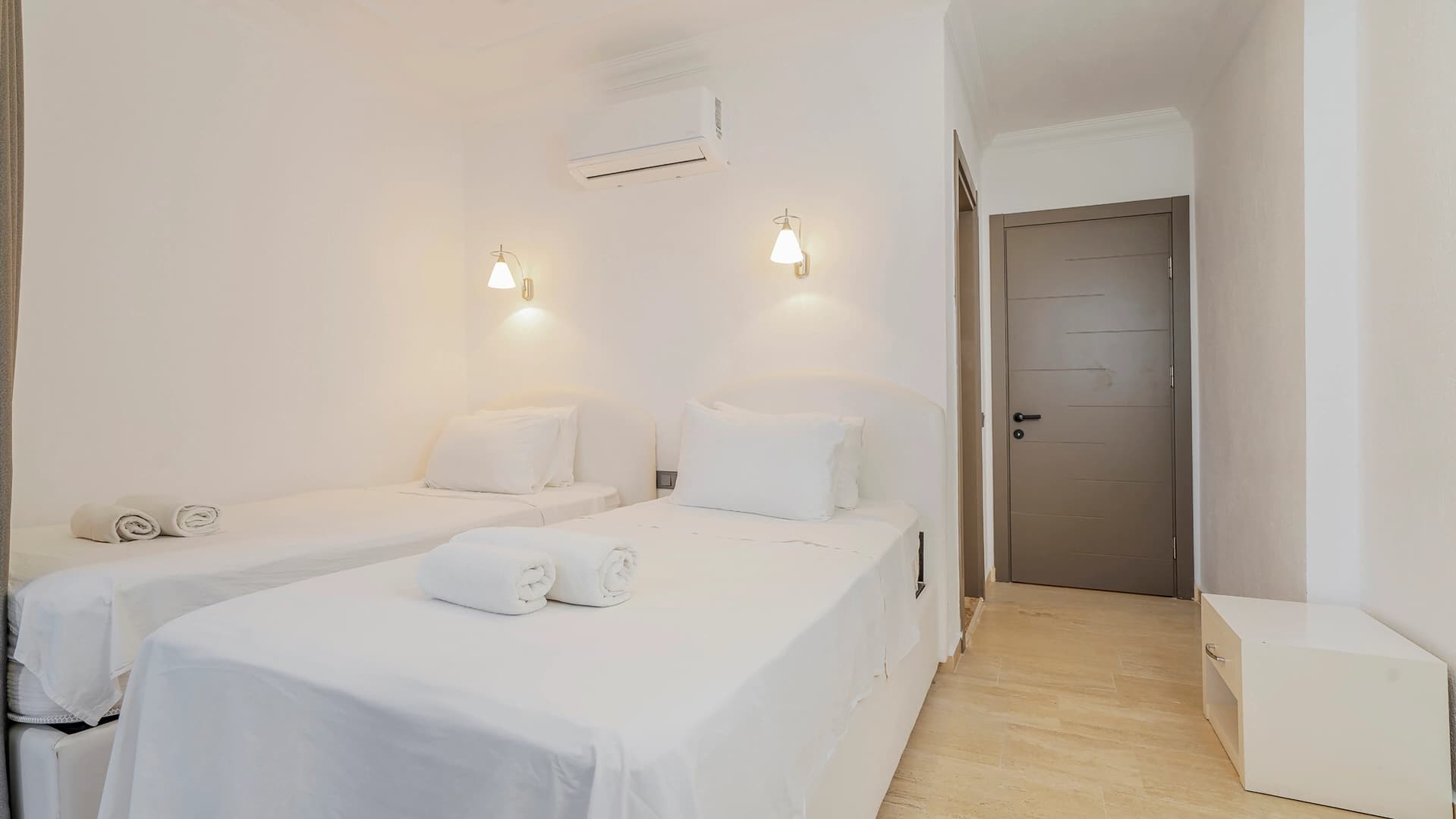 Villa Beyaz Isıtmalı Havuz 80