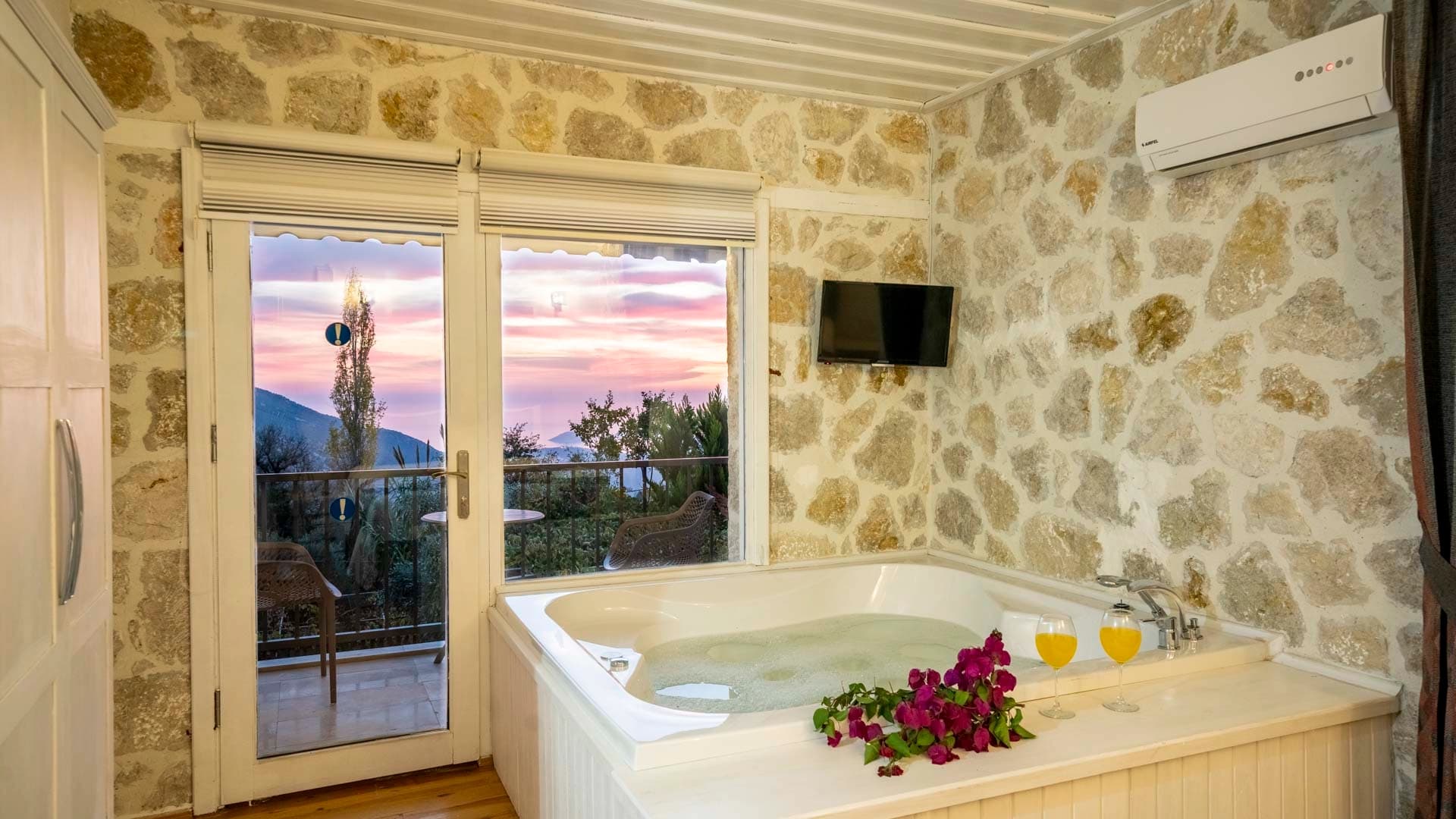 Villa Taş Ev Korunaklı Havuz 11