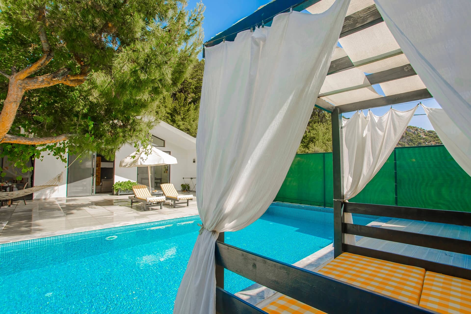 Villa Derin Korunaklı Havuz 84