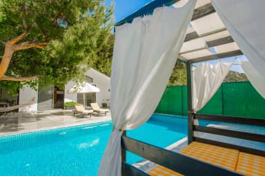 Villa Derin Korunaklı Havuz 84