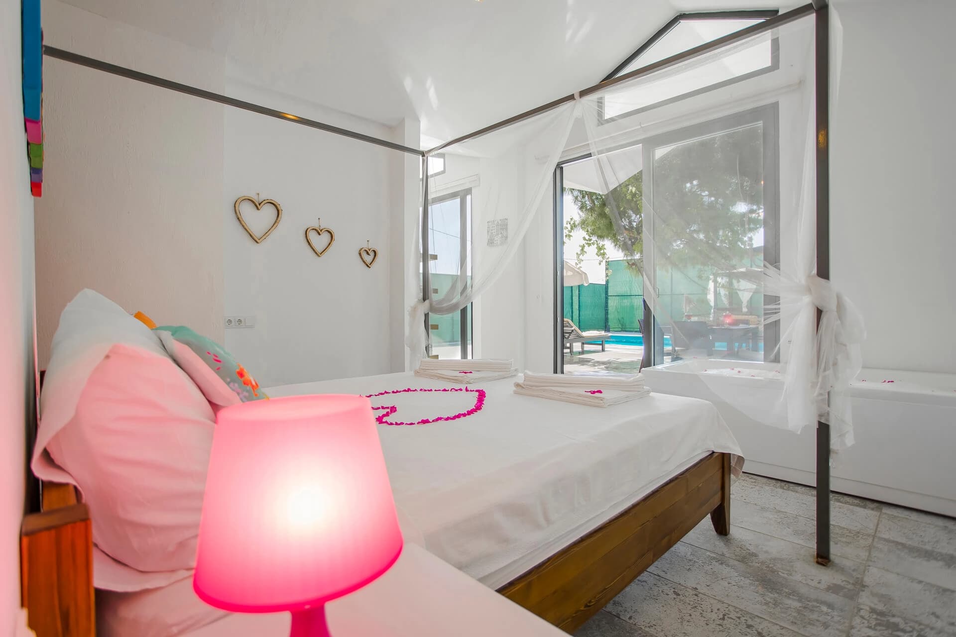 Villa Derin Korunaklı Havuz 44