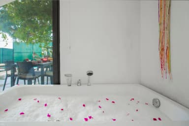 Villa Derin Korunaklı Havuz 24