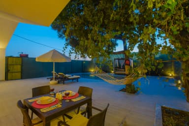 Villa Derin Korunaklı Havuz 50