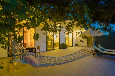 Villa Derin Korunaklı Havuz 64