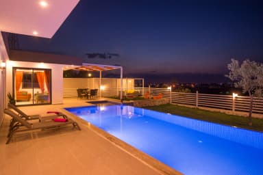 Villa Nar Çiçeği Korunaklı Havuz 75