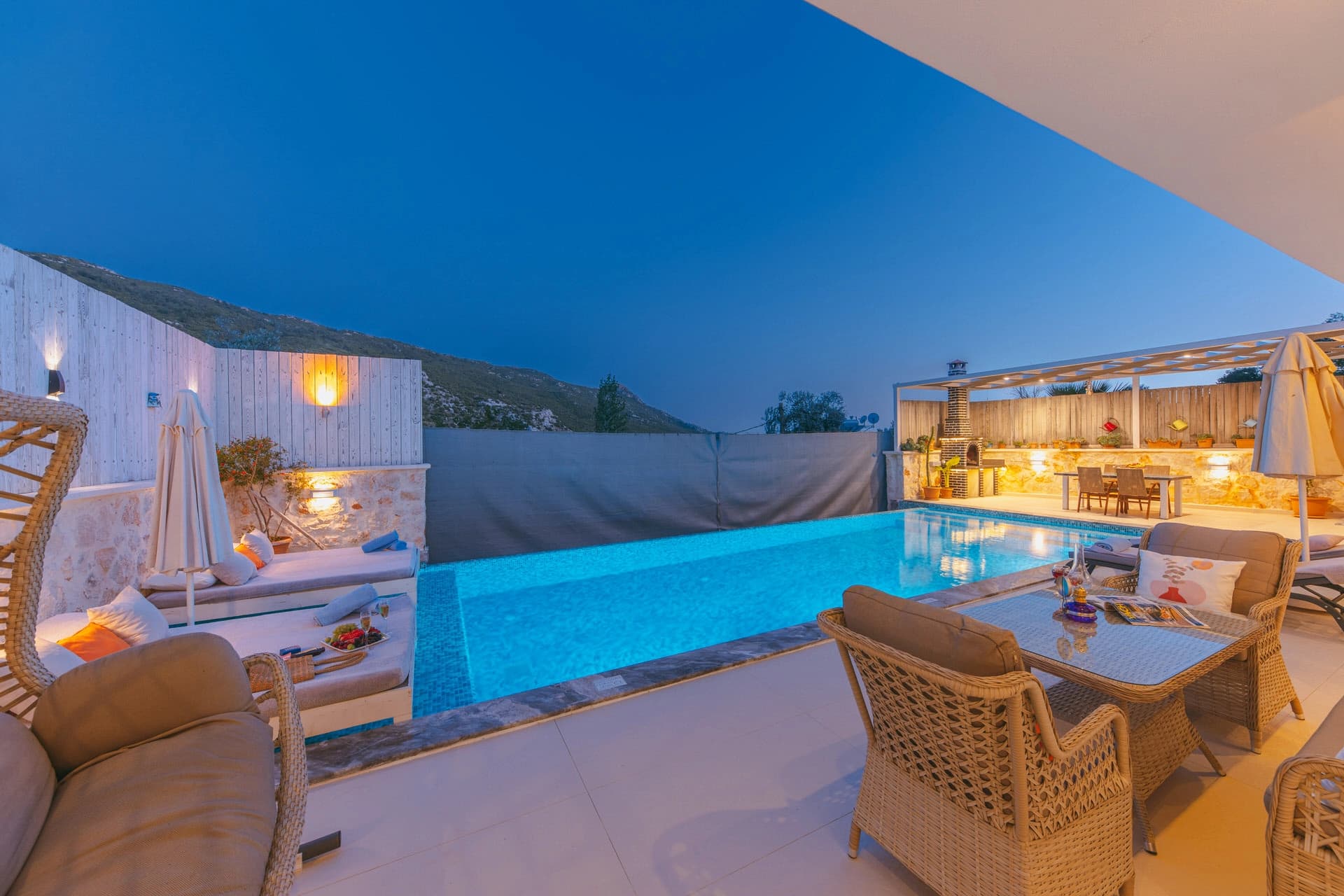 Villa Ay Sa Korunaklı Havuz 16