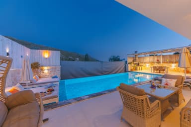 Villa Ay Sa Korunaklı Havuz 16