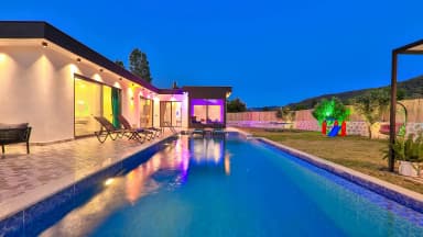 Villa Su Perisi Korunaklı Havuz 32