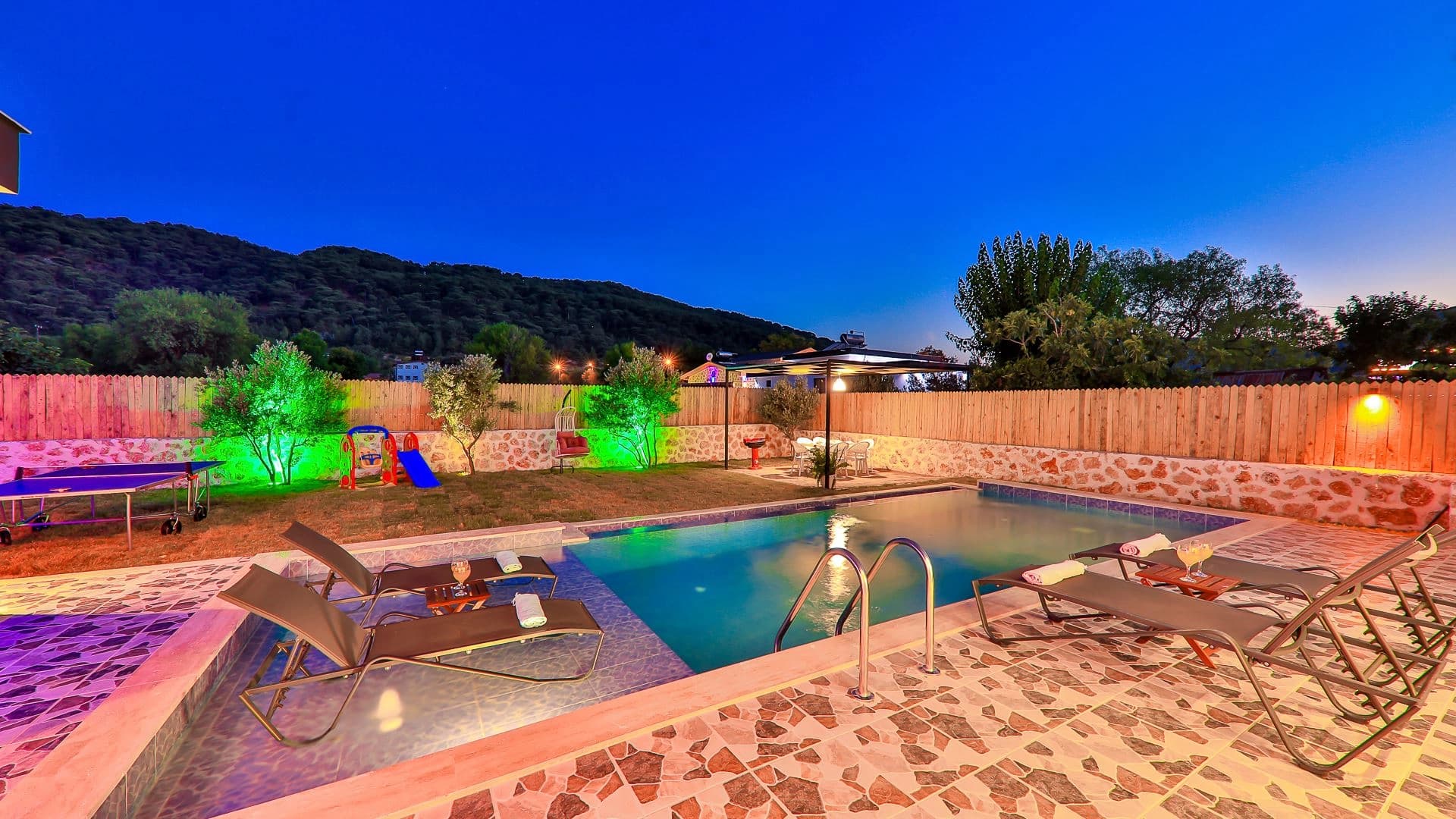 Villa Su Perisi Korunaklı Havuz 12