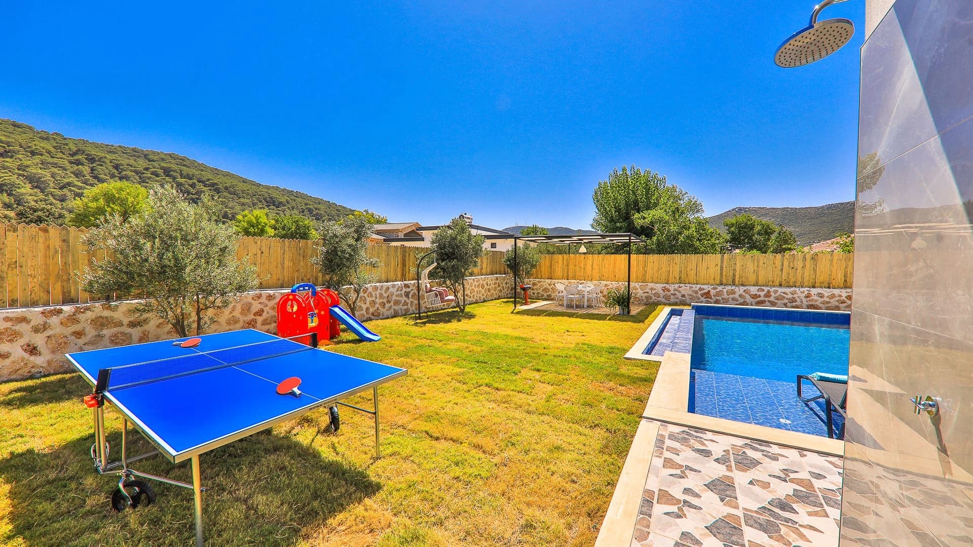 Villa Su Perisi Korunaklı Havuz 60