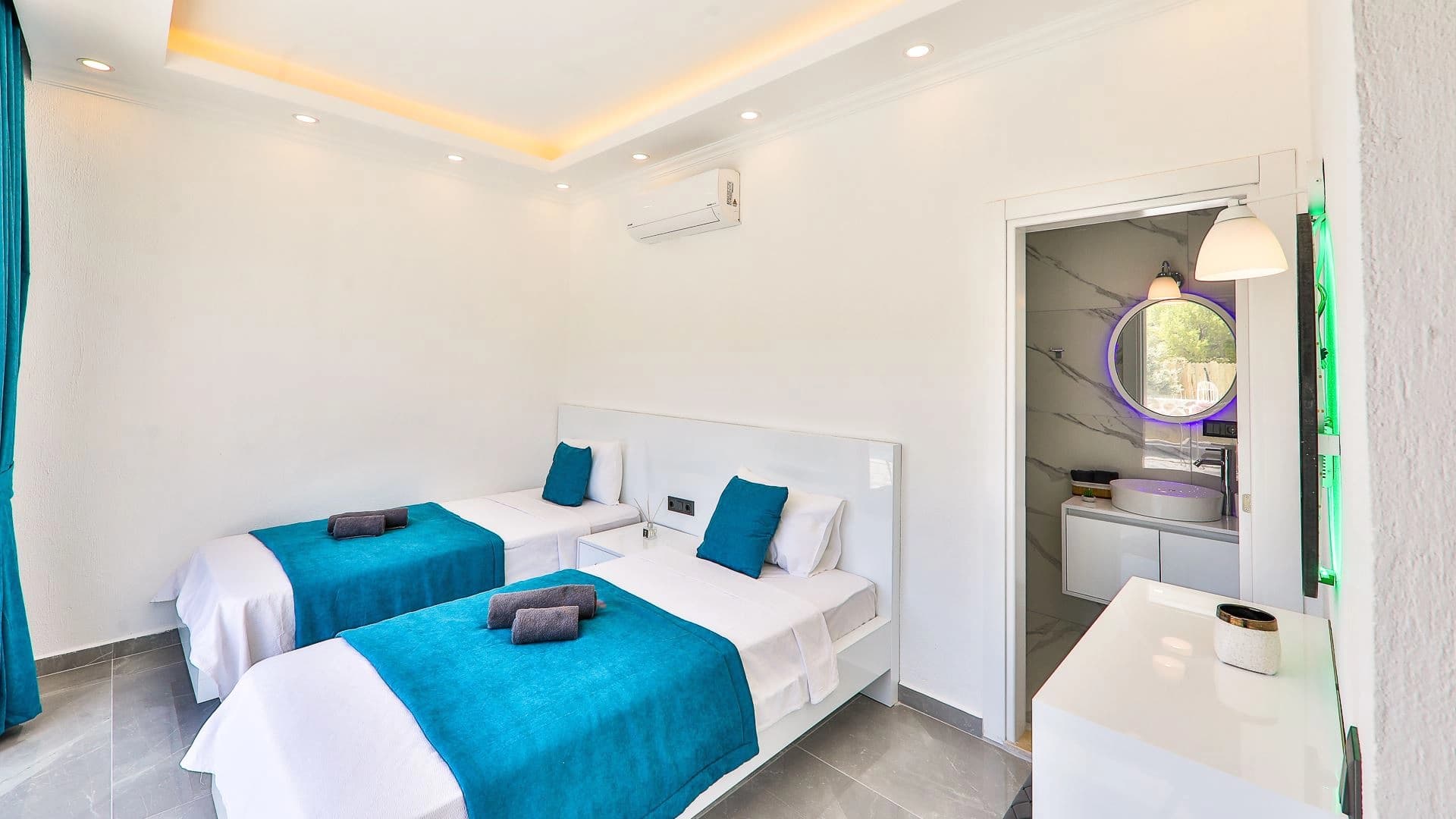 Villa Su Perisi Korunaklı Havuz 76