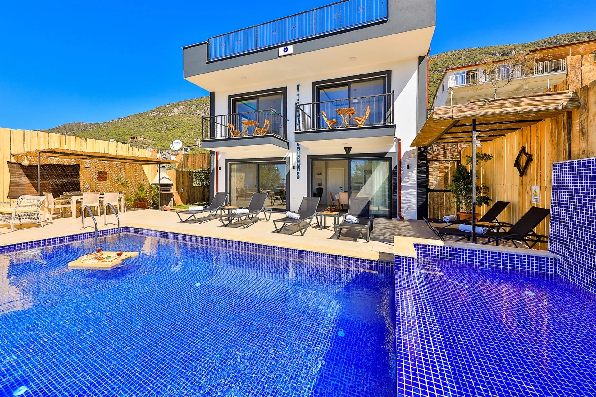 Villa Morens Korunaklı Havuz 43