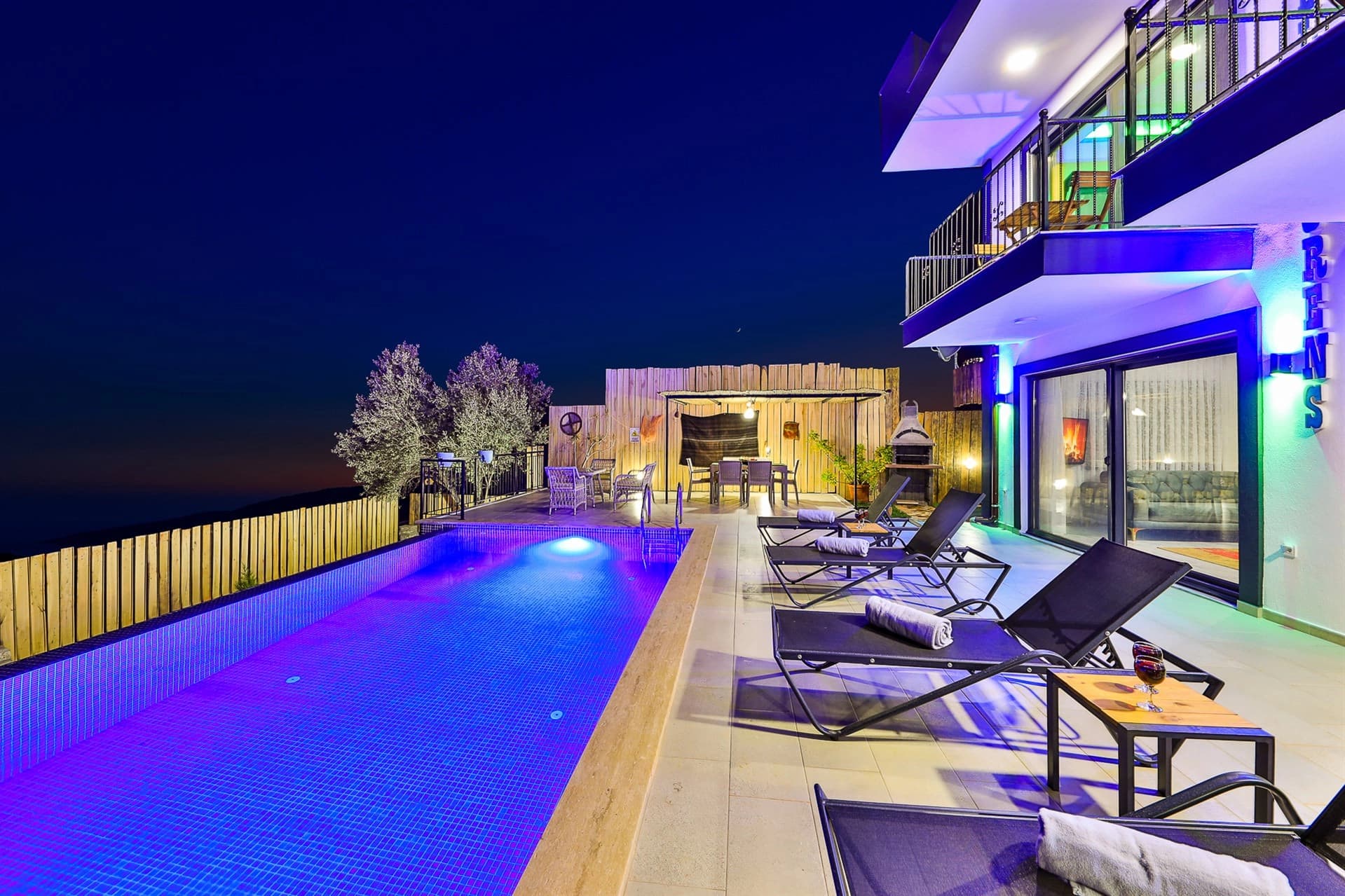 Villa Morens Korunaklı Havuz 93