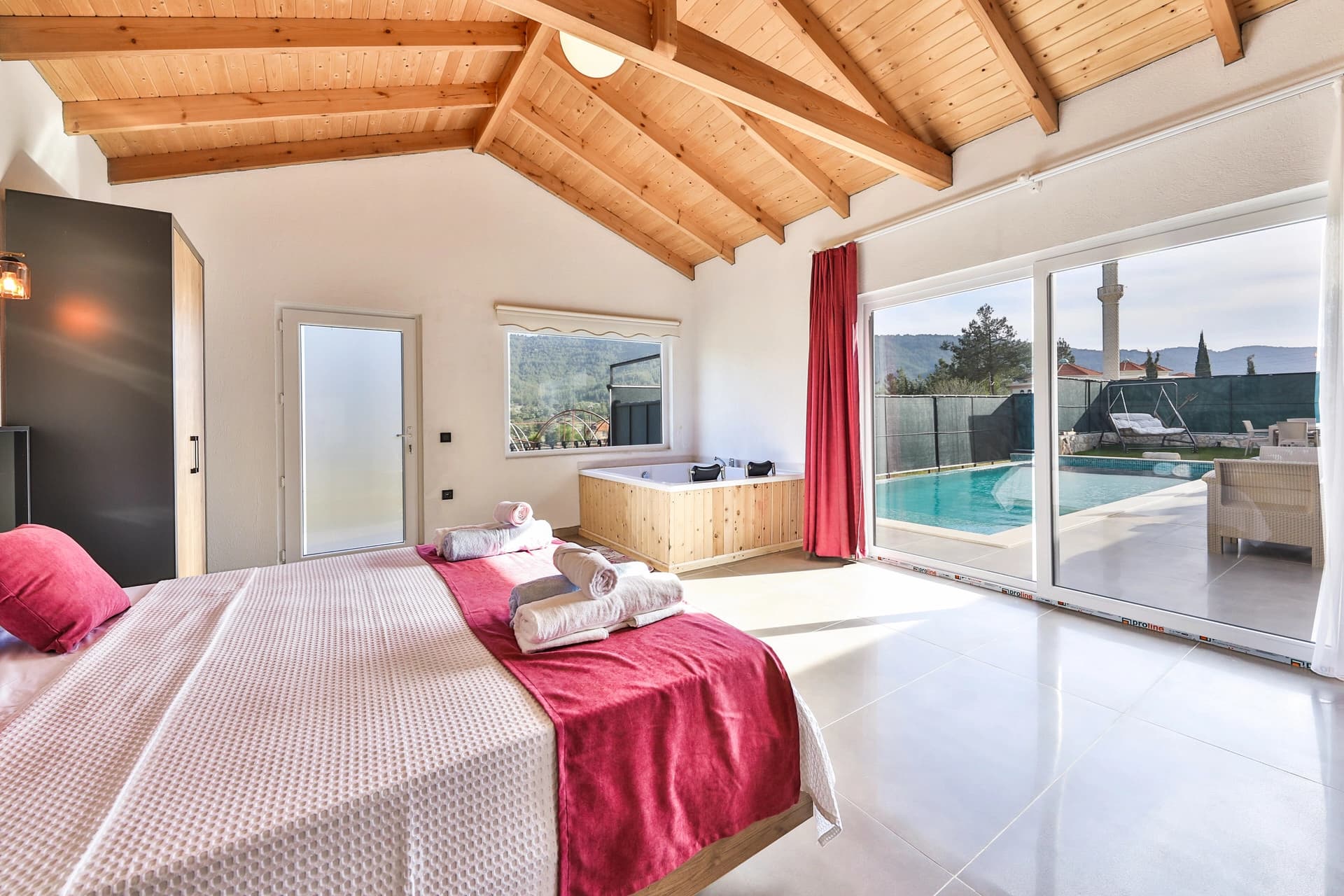 Villa Tawny Korunaklı Havuz 92