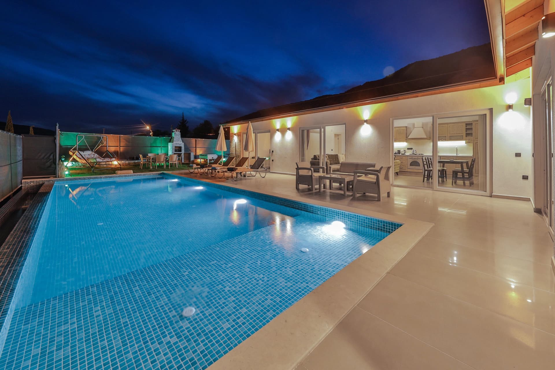 Villa Tawny Korunaklı Havuz 98