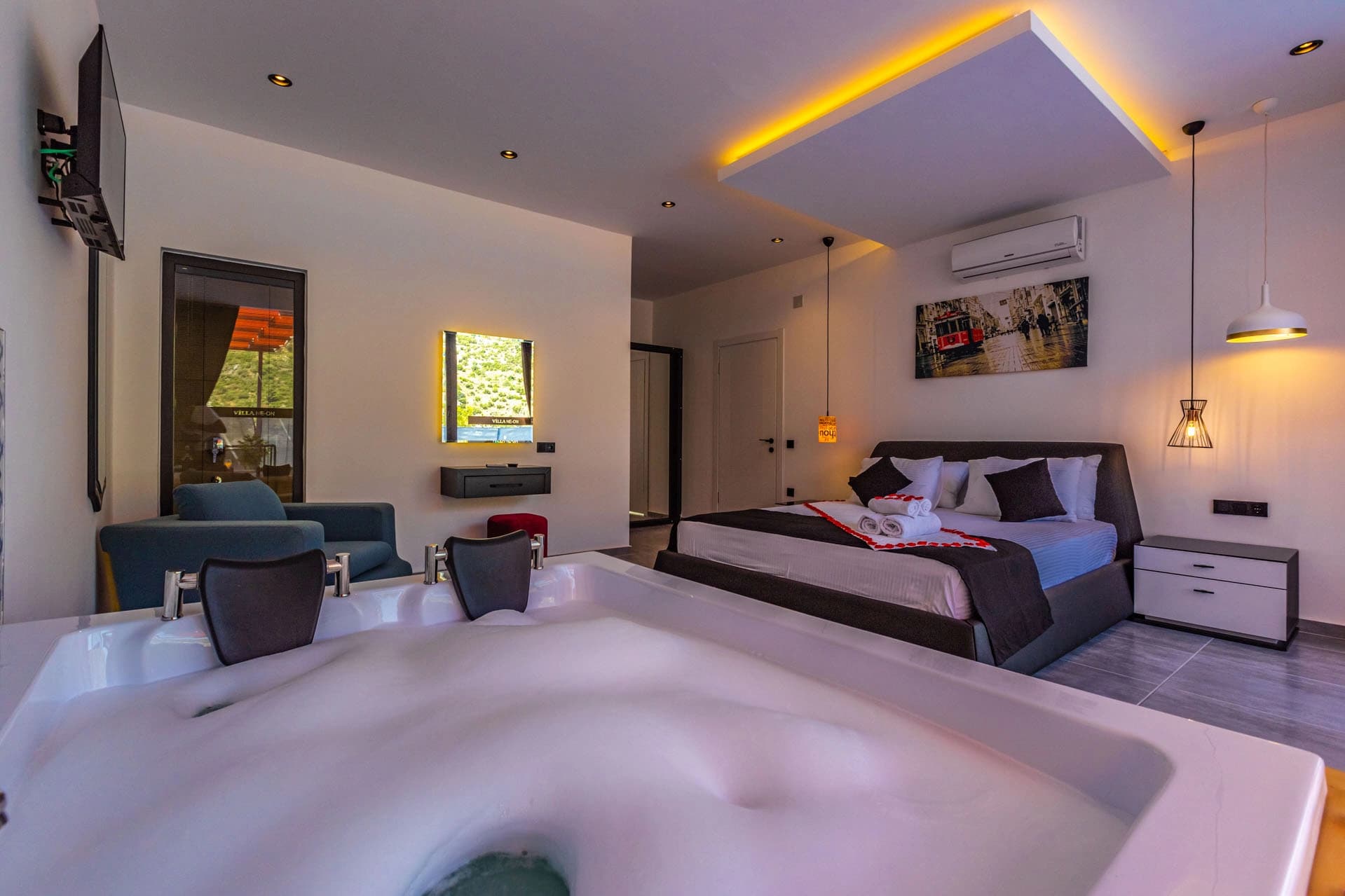 Villa Neon Korunaklı Havuz 17