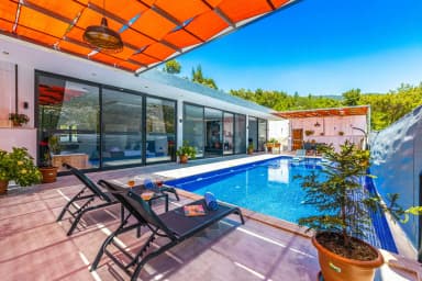 Villa Neon Korunaklı Havuz 27