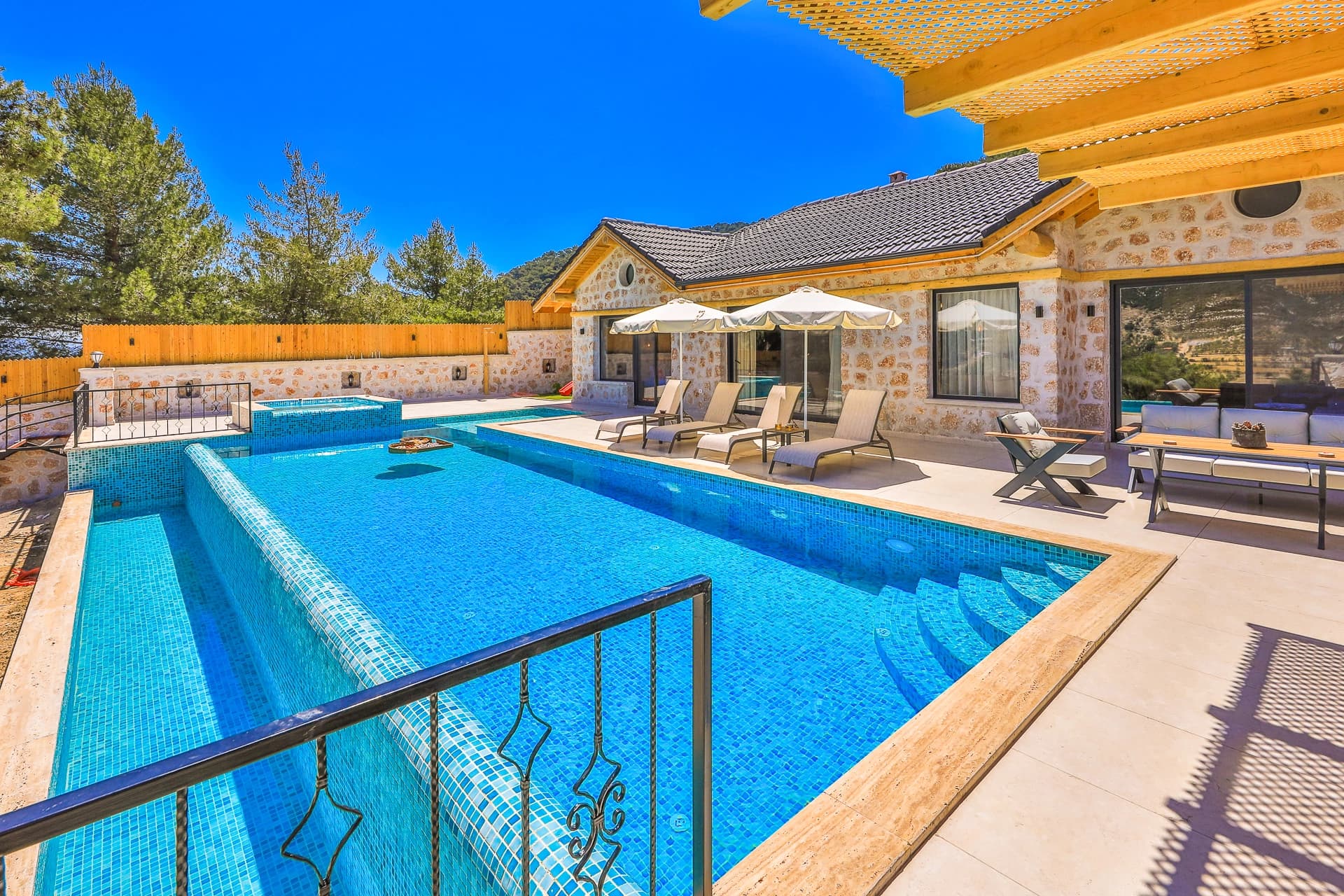 Villa Artena Korunaklı Havuz 57