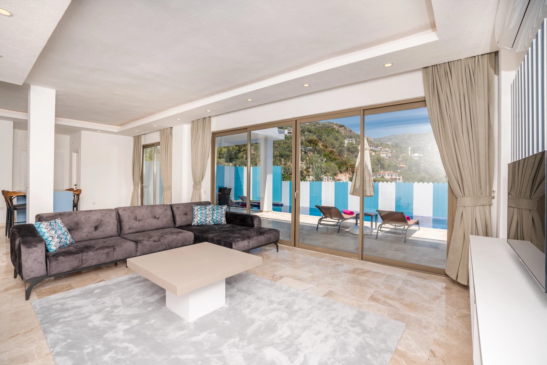 Villa Leon Korunaklı Havuz 21