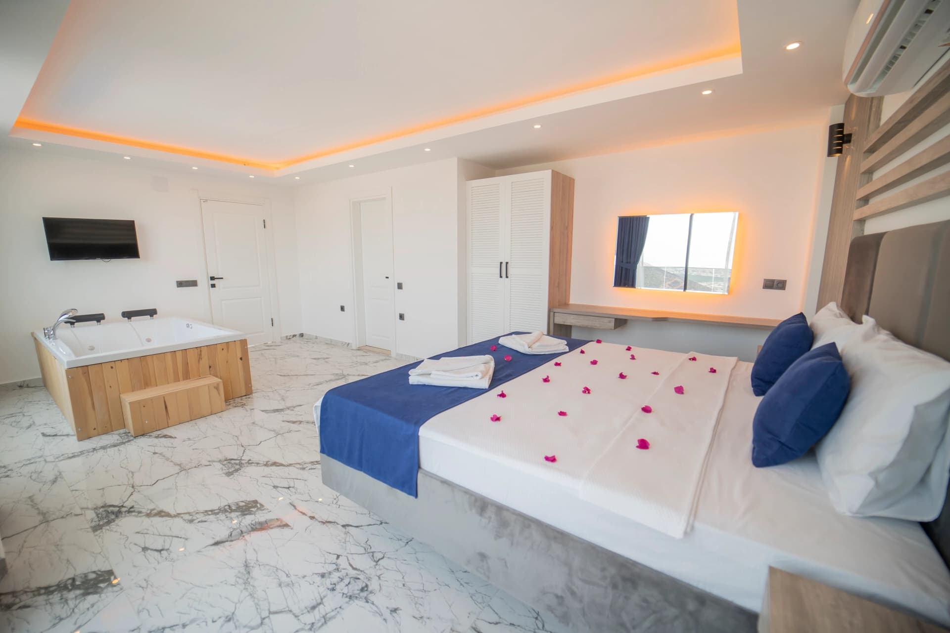 Villa Uçar 1 Korunaklı Havuz 73