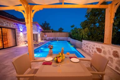 Villa Mercan Üzümlü Korunaklı Havuz 92