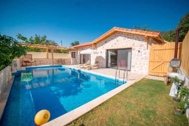 Villa Mercan Üzümlü Korunaklı Havuz 36