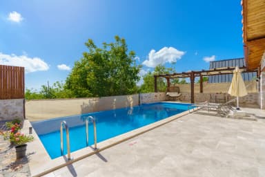 Villa Mercan Üzümlü Korunaklı Havuz 36