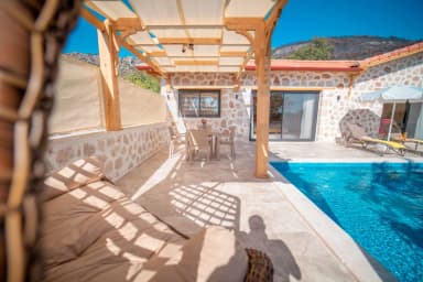 Villa Mercan Üzümlü Korunaklı Havuz 50