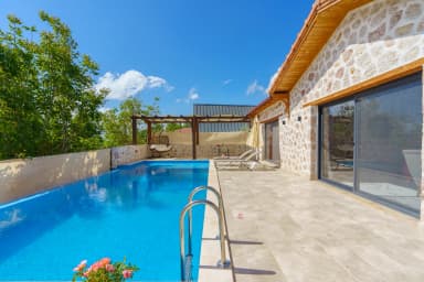 Villa Mercan Üzümlü Korunaklı Havuz 50