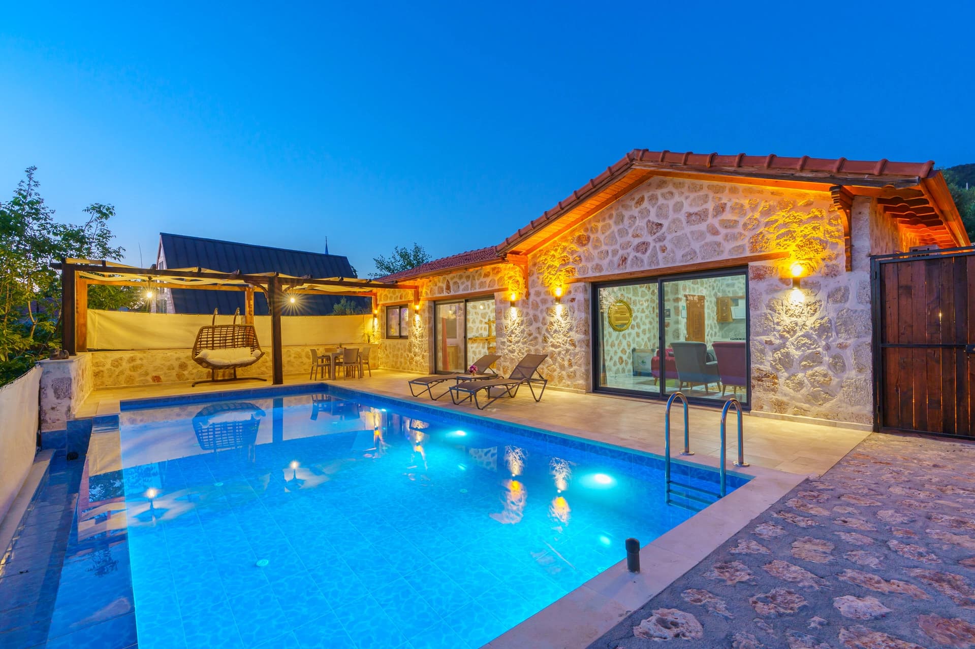 Villa Mercan Üzümlü Korunaklı Havuz 44