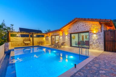 Villa Mercan Üzümlü Korunaklı Havuz 44