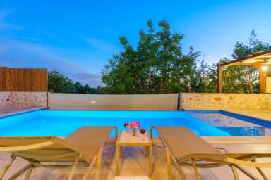 Villa Mercan Üzümlü Korunaklı Havuz 58