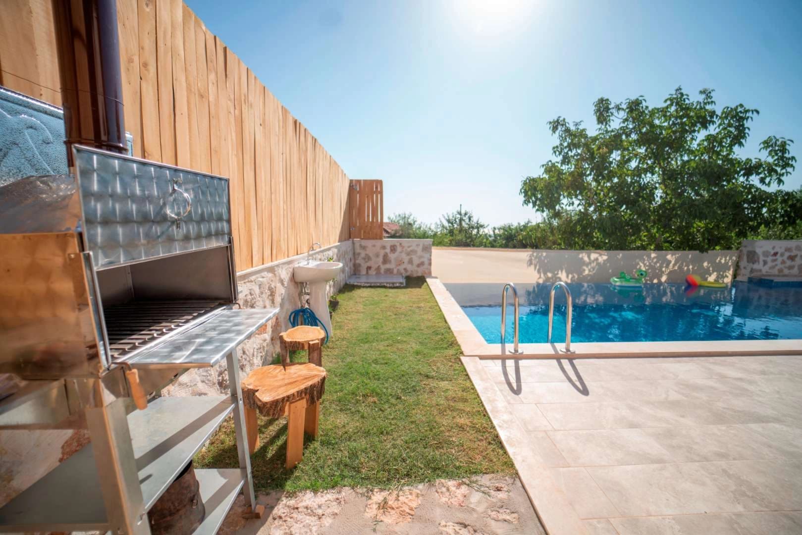 Villa Mercan Üzümlü Korunaklı Havuz 64