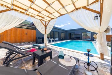 Villa Zemra Korunaklı Havuz 42