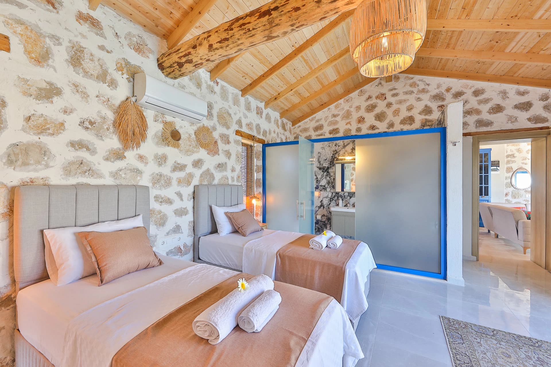 Villa Flower Blue Korunaklı Havuz 50