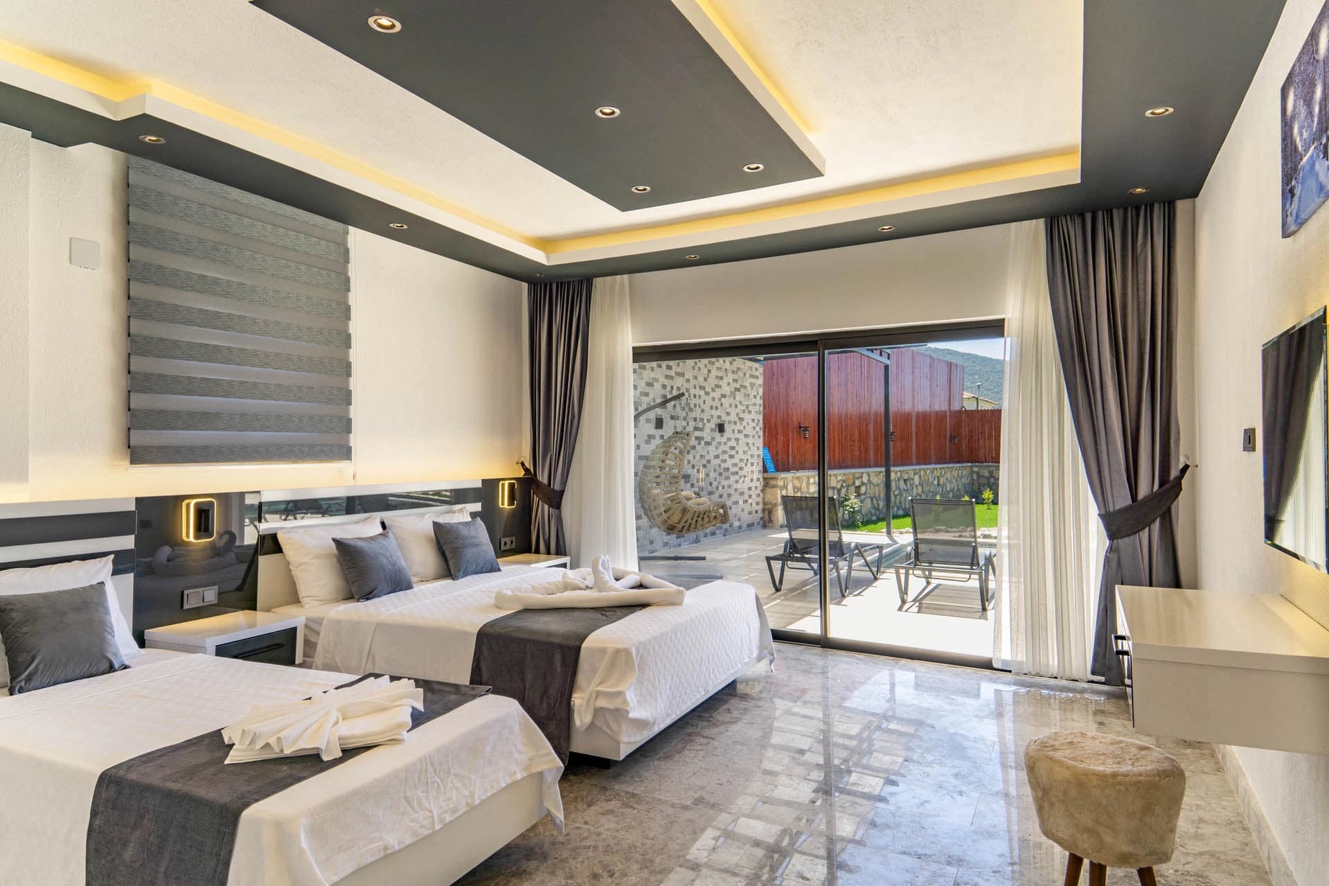 Villa Eylül Bezirgan Korunaklı Havuz 33