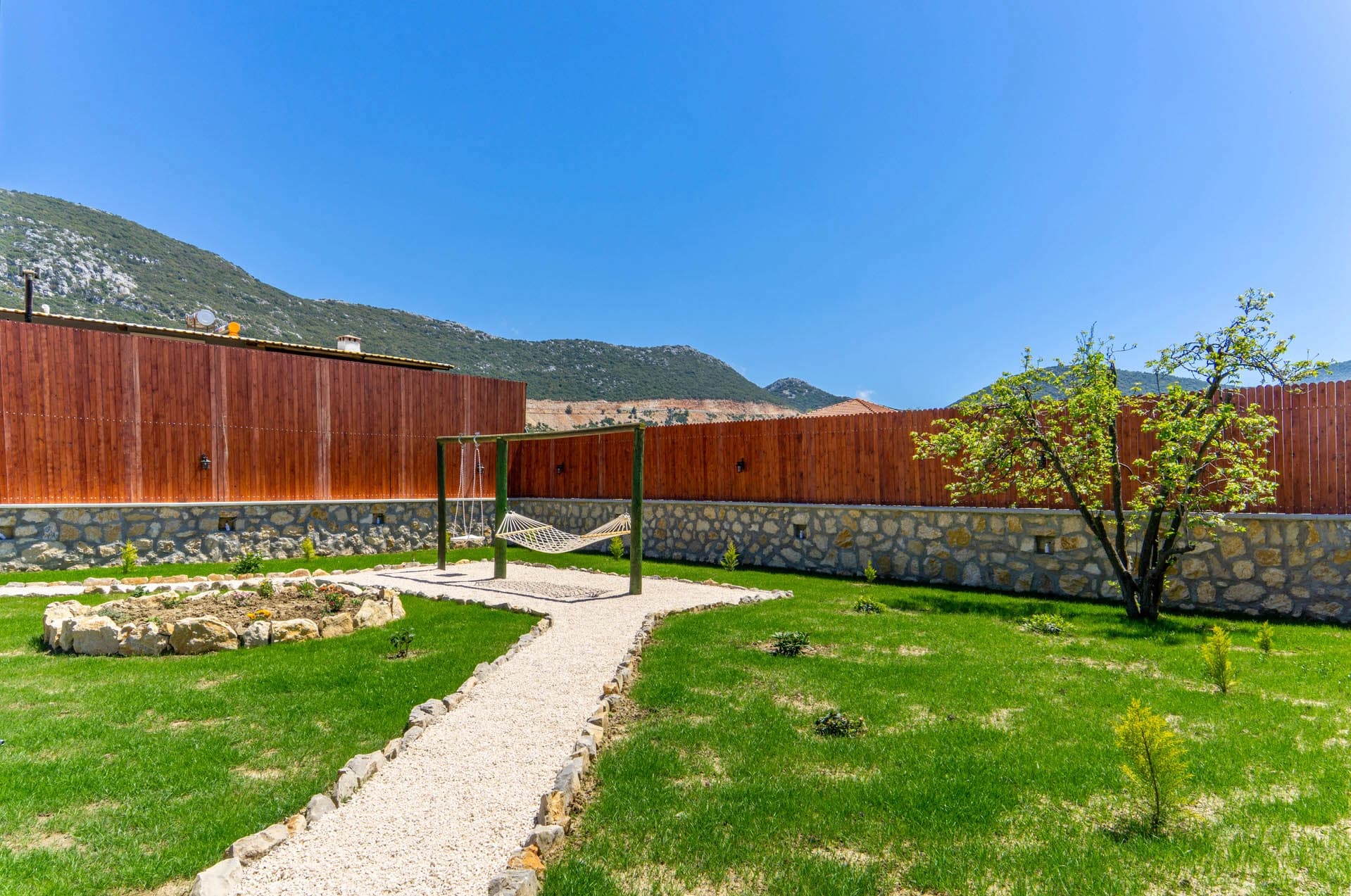 Villa Eylül Bezirgan Korunaklı Havuz 93