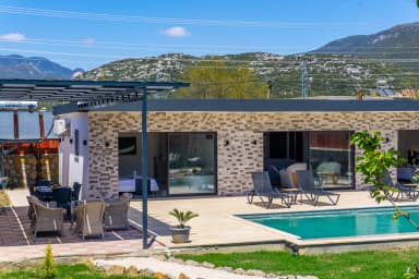 Villa Eylül Bezirgan Korunaklı Havuz 17