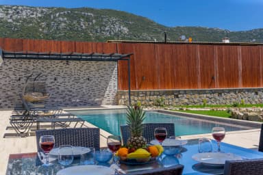 Villa Eylül Bezirgan Korunaklı Havuz 45