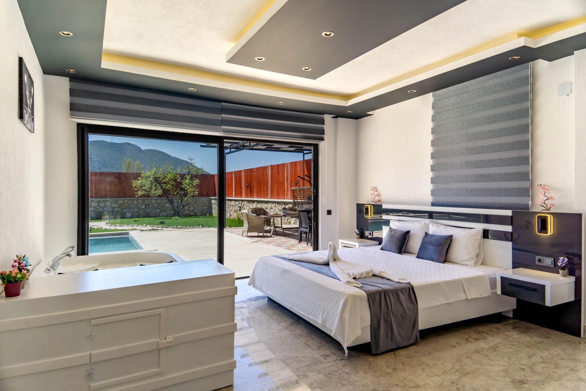 Villa Eylül Bezirgan Korunaklı Havuz 89