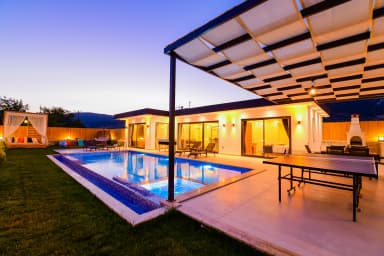 Villa Terasa Korunaklı Havuz 85