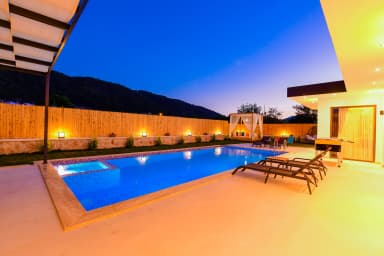 Villa Terasa Korunaklı Havuz 99