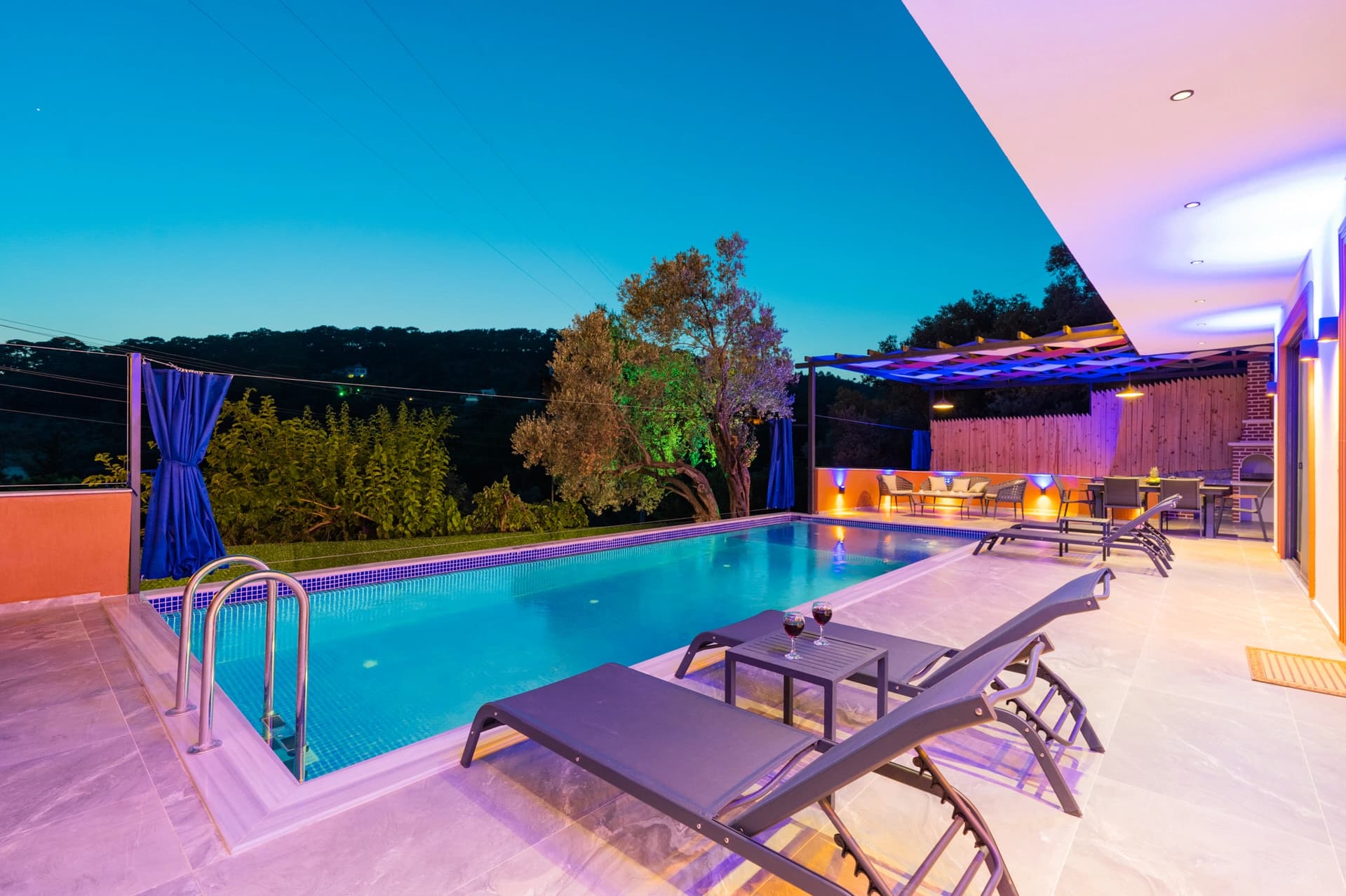 Villa Yaşam Korunaklı Havuz 84