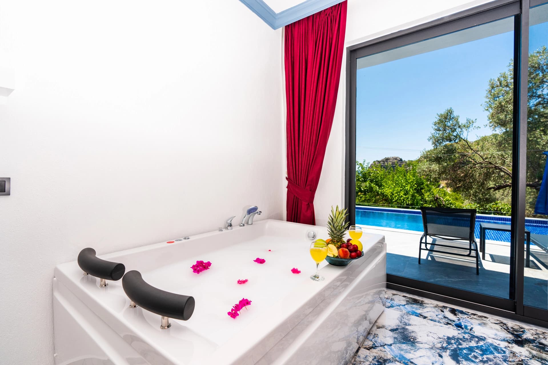 Villa Yaşam Korunaklı Havuz 80