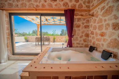 Villa İnci Üzümlü Korunaklı Havuz 84