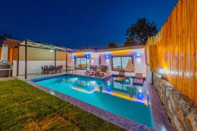 Villa Emre Korunaklı Havuz 83