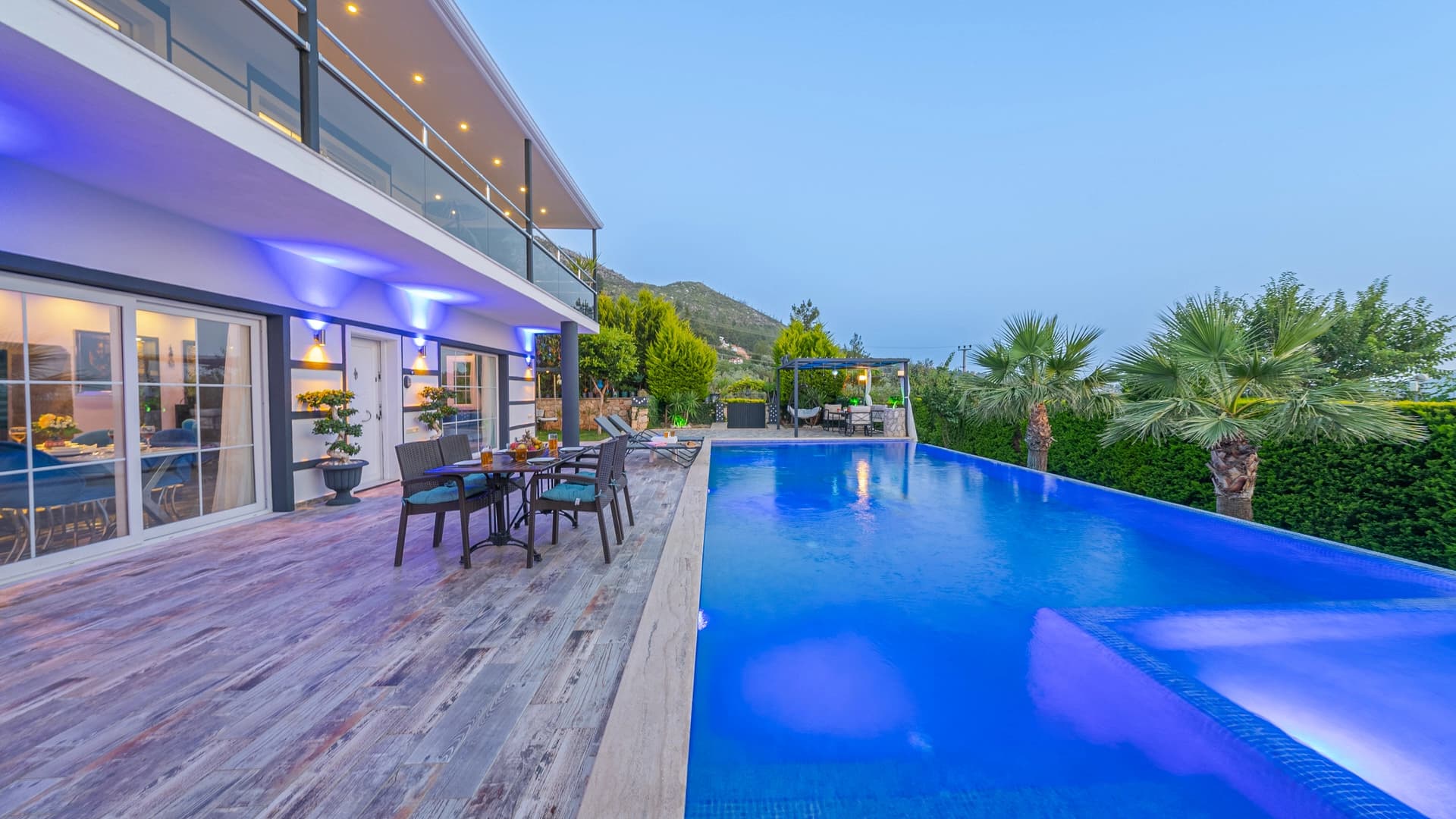 Villa Mutlu Üzümlü Korunaklı Havuz 63