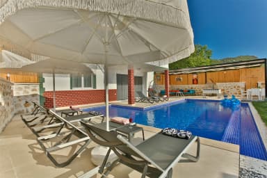 Villa Doğan Korunaklı Havuz 28