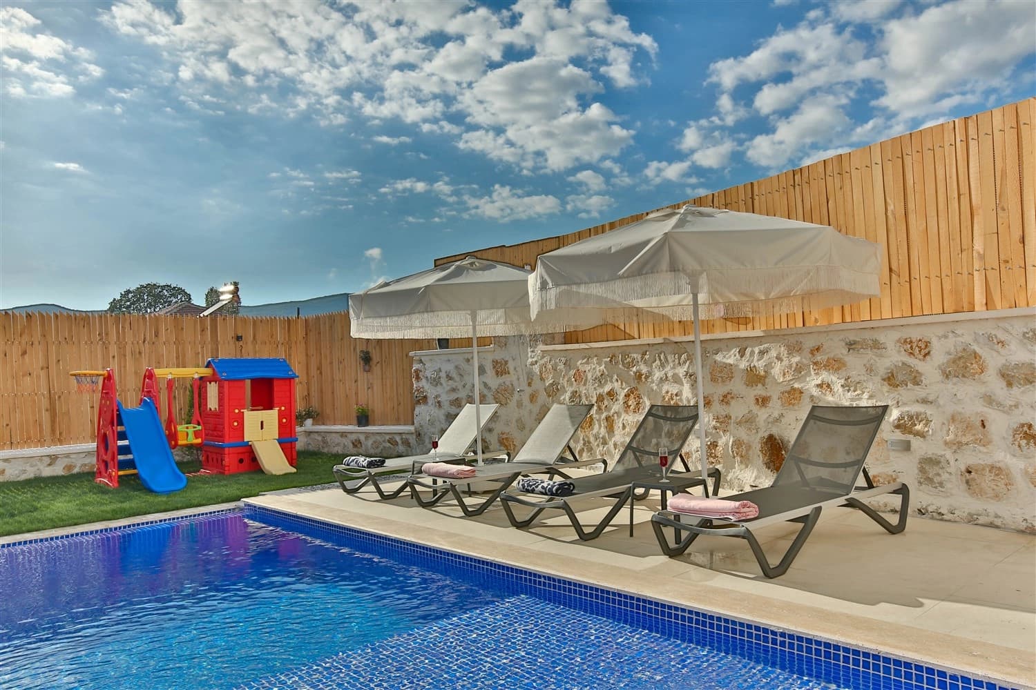 Villa Doğan Korunaklı Havuz 42